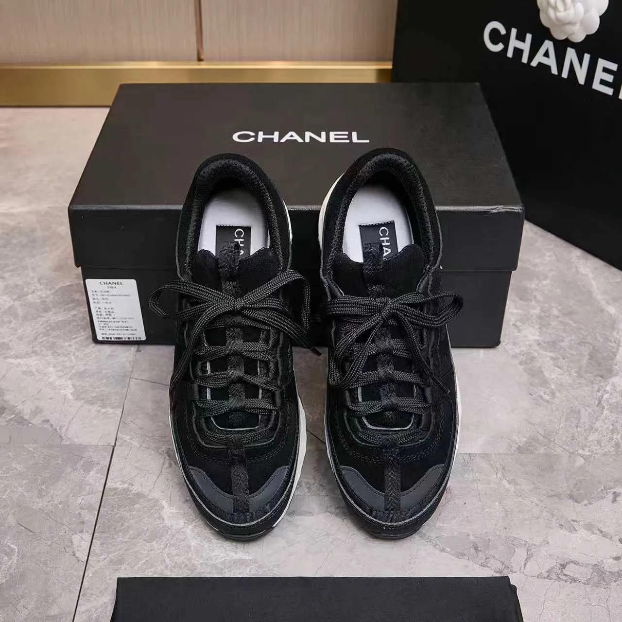 p560 Chanel Chanel - 2025 counter top casual sports shoes This classic design; the upper is embroidered with various techniques; the outsole is fashionable and sporty; the extraordinary inclusion of a variety of color matching elements... The diversified mix and match is very beautiful and versatile, casual, fashionable, sports and outdoor can be taken into account... ꫛꫀꪝ Go➫ Materials: ❶Upper made of: original imported high mercerized cow suede + imported mixed sheepskin ❷The inner lining is made of: original imported breathable mesh ❸Outsole is based on: original TPU combination outsole. Full set of boutique packaging for women 35-41 and men 38-46